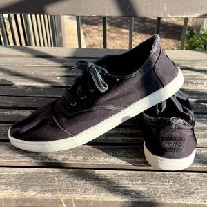 Toms Classic Lace Up Canvas Sneaker in Black, Size 9